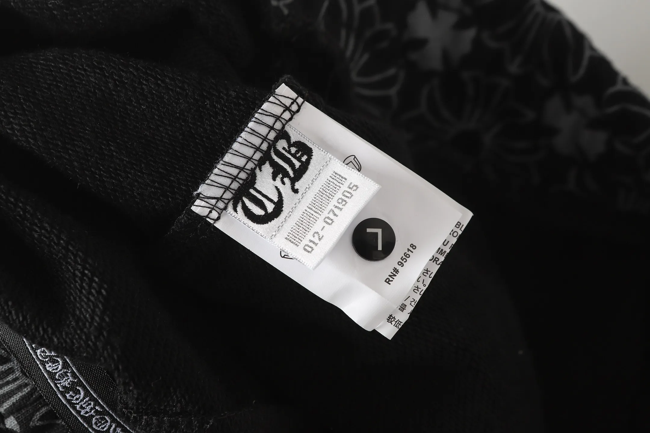 P280 #W5001 cross-border model. Those who pursue quality, please do not place an order. -Chrome Hearts/Chrome Hearts dark pattern all-over Sanskrit letter printed trousers, casual pants and sweatpants -High weight, high density and high quality. The wool is soft, delicate and skin-friendly. It feels soft and silky. It has excellent warmth and skin-friendly properties.